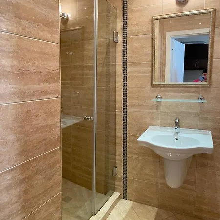 Dawn Park Deluxe מלון דירות