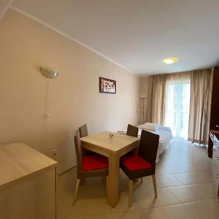 מלון דירות Dawn Park Deluxe 2*